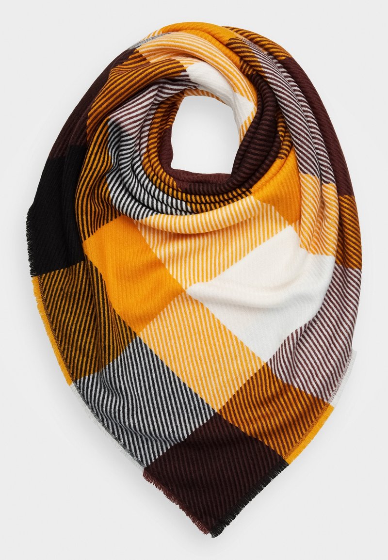 Grand foulard plié avec un motif à carreaux en jaune moutarde, blanc, noir, marron et gris, présentant des rayures diagonales sur fond blanc.