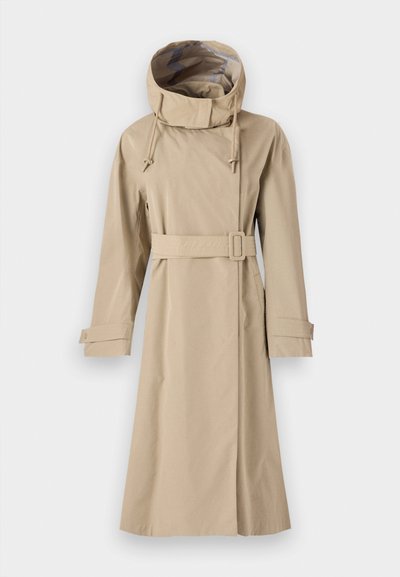 Beżowy trencz z wysokim kapturem, talią ściąganą paskiem oraz długimi rękawami z zapięciem na guziki. Wykonany z gładkiego, wodoodpornego materiału.