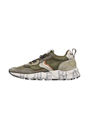 Seitenansicht eines grünen und beigen Sneakers aus Lederimitat und Mesh mit dicker weißer Sohle und großem Schriftzug auf der Mittelsohle.