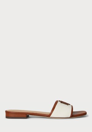 Sandal med åpne tå og hvit lerrets-overdel samt brun skinnstropp. Har et rektangulært element på stroppen og en flat såle.