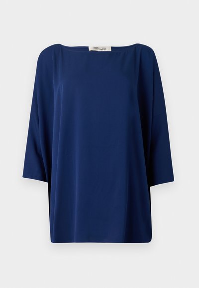 Námořnická modrá volně střižená blůza s širokým výstřihem a polovičními rukávy, která má hladkou texturu a minimalistický design.