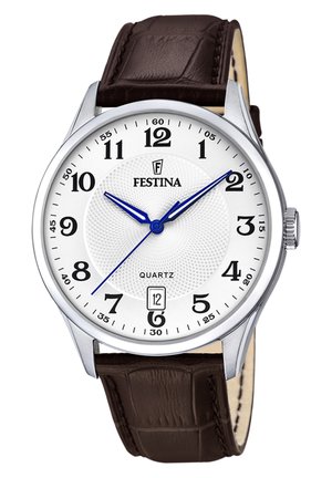 Montre à quartz avec un boîtier en acier argenté, un cadran blanc texturé, des aiguilles bleues, des chiffres noirs et un bracelet en cuir brun embouti crocodile.