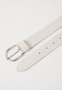 Läderbälte i ljusbeige med präglat djurmönster, silverfärgad metallspänne, justerbar längd med flera hål för fäste.