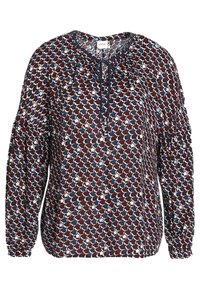 Blusa a maniche lunghe color bordeaux con un motivo geometrico in blu e crema. Presenta un colletto arricciato con un dettaglio a fiocco. Tessuto leggero e testurizzato.