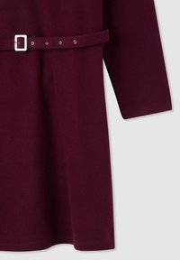 Abito bordeaux con maniche lunghe, dotato di una cintura abbinata con fibbia argentata, realizzato in tessuto morbido con una texture liscia.