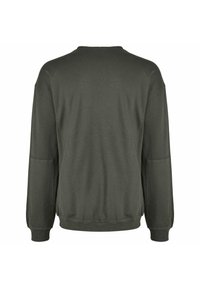 Olivově zelený svetřík s dlouhými rukávy a elastickými manžetami, kulatý výstřih, hladká textura, minimalisticý design, žádné viditelné vzory ani loga.