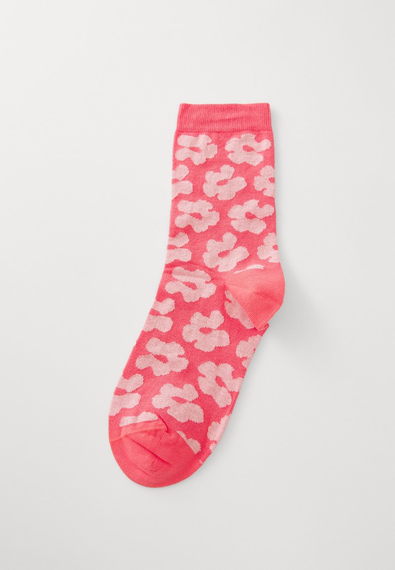 Meias rosas com um padrão floral em um tom mais claro. Feitas de material suave, com um topo canelado em contraste e uma construção de bico sem costuras.