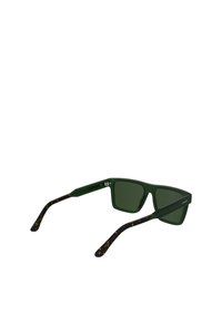 Ochelari de soare verzi cu rame dreptunghiulare și lentile întunecate. Brațele au un model negru și cu carapace de țestoasă, marcate cu "Lacoste."