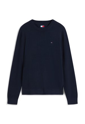Granatowy sweter z długim rękawem i okrągłym dekoltem, z małym logo Tommy Jeans na lewej piersi, ściągacze przy mankietach i u dołu, ułożony płasko na białym tle.