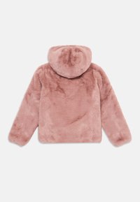 Sød pink kunstpels-hoodie med lange ærmer vist fra bagsiden på en hvid baggrund.