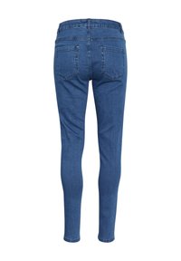 Uske skinny traperice medija plava boja, s mid-rise strukom, dva stražnja džepa i glatkom, blago izblijedjelom teksturom.
