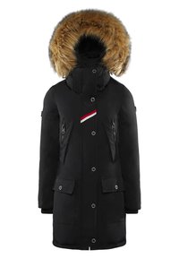 Černá parka s kapucí podšitou kožešinou, zapínacími kapsami na bocích, knoflíkovým zapínáním a vodorovným detailem červeného a bílého pruhu.