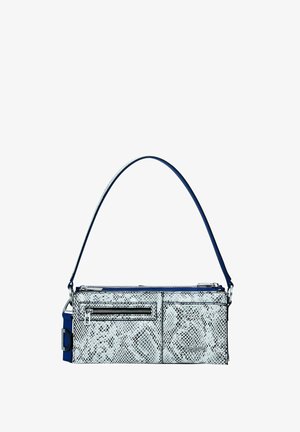 Sac à épaule rectangulaire avec une sangle bleue, comportant un motif en impression de serpent argenté, deux compartiments zippés et une surface texturée.
