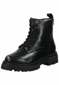 Botas de cuero negro hasta el tobillo con punta redondeada, cierre de cordones en la parte delantera y detalle de logo. Suela gruesa texturizada con un patrón de relieve pronunciado.