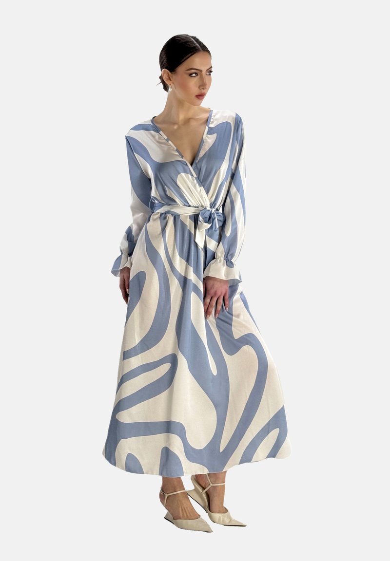 Abito lungo e fluido in blu chiaro e bianco con motivi astratti. Presenta un design avvolgente, vita legata e maniche lunghe. Texture del tessuto liscia.