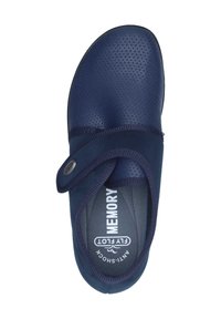 Scarpa slip-on navy con tomaia testurizzata, strappo in Velcro e soletta imbottita etichettata "Memory". Suola anti-shock per il massimo comfort.