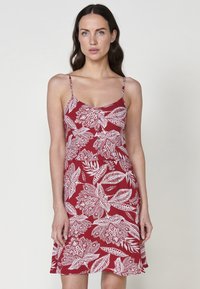 Rotes Blumenkleid mit weißen Blatt- und Blumenmustern, Spaghettiträgern, A-Linie und einem leichten Stoffgefühl.
