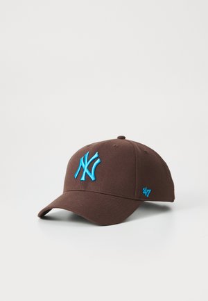 Brauner Hut mit strukturiertem Design, der auf der Vorderseite ein großes, hellblau gesticktes "NY"-Logo und auf der Seite ein kleineres "47"-Logo aufweist.