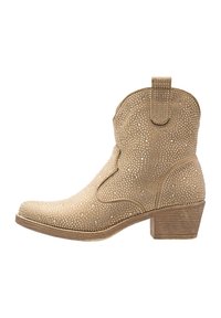 Bota vaquera beige con un acabado de ante texturizado, adornada con piedras de strass plateadas, punta afilada y un tacón bajo de madera.