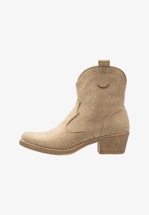 Beżowe kowbojskie buty z teksturowanej zamszowej skóry, ozdobione srebrnymi cyrkoniami, z noskiem w szpic i niskim drewnianym obcasem.