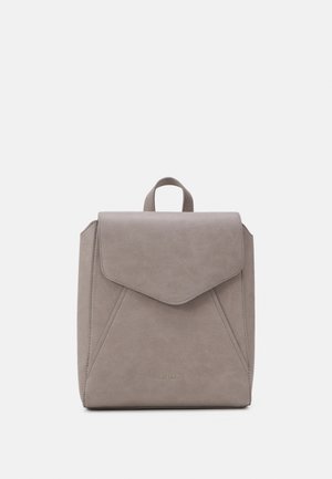 Sac à dos carré taupe avec fermeture à rabat devant et petite poignée supérieure sur un fond clair uni.