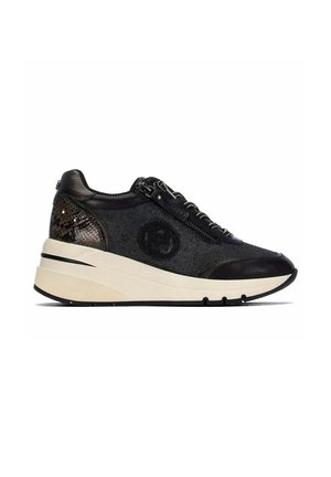 Sneaker nera con tessuto strutturato e pannelli in pelle, suola platform beige, zip laterale e logo tondo sul lato.