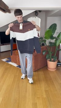 Farbenblockiertes Sweatshirt mit braunen, grauen und marineblauen Abschnitten. Hergestellt aus weichem Stoff, verfügt es über eine Kapuze mit Kordelzug und ein Logo-Patch.