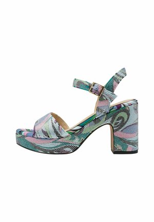 Sandale plateforme multicolore présentant un motif, avec un bout arrondi, une bride à la cheville et un talon carré épais. Ornée de petits clous.
