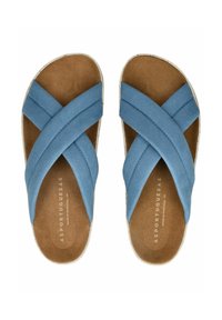 Sandalias de tiras cruzadas azules con parte superior de tela suave, plantilla texturizada beige y suela duradera. Presenta el nombre de la marca grabado en la plantilla.