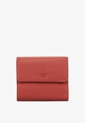 Portefeuille en cuir rouge à texture granulée, de forme rectangulaire, avec une fermeture à rabat frontal. Présente un logo embossé sur le devant.