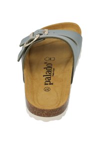 Sandale en cuir gris avec bride réglable, semelle en liège et semelle en caoutchouc blanche. Présente une boucle métallique et un logo embossé sur le lit de pied.