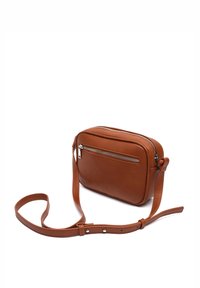 Kuferek od svijetlosmeđeg kože u obliku pravokutnika, s prednjim patentnim zatvaračem, podesivim remenom i glatkom teksturom.