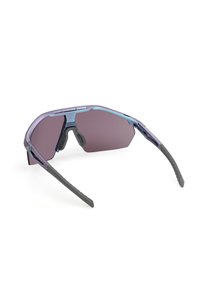 Sportiga solglasögon med omslutande form, lila tonade linser och ett iriserande violett-blått bågformat samt svarta texturerade skalmtipps.