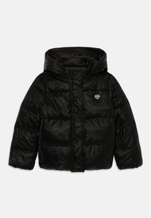 Casaco puffer preto com um acabamento brilhante, apresentando capuz, design acolchoado e um pequeno logótipo de coração no peito. Fecho frontal com zíper.