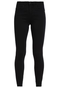 Pantalones vaqueros negros ajustados de mezclilla, con un clásico diseño de cinco bolsillos, de cintura alta y ligeros detalles de desgaste en la tela.