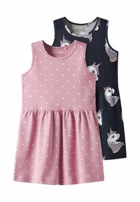 Deux robes sans manches : l'une rose avec des pois blancs, l'autre marine arborant des graphismes de licornes. Les deux ont un design de jupe froncée.