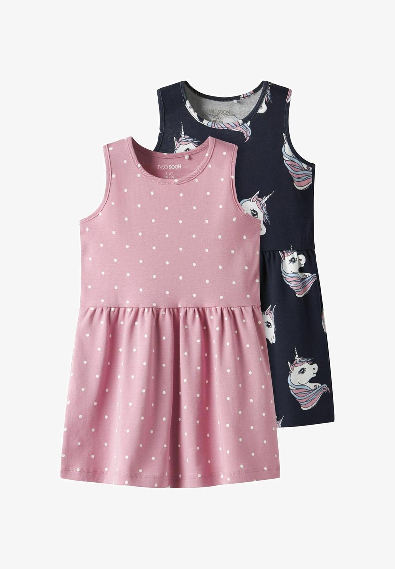 Két ujjatlan ruha: az egyik rózsaszín, fehér pöttyökkel, a másik tengerészkék, unikornis grafikával. Mindkettő fodros szoknyával rendelkezik.