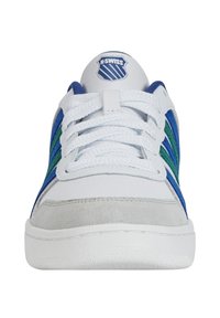 Weiße Sneaker mit blauen und grünen Akzenten, aus Wildleder und glattem Leder, Schnürdesign und einem Logo auf der Zunge.