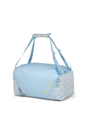 Hellblauer Seesack mit karierten Pastell-Seitenteilen, verstellbaren Schultergurten, gepolstertem Griff und gelbem "Satch"-Logo auf der Vorderseite.