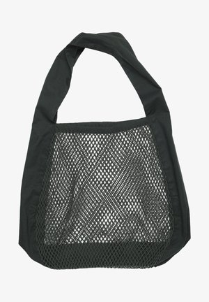 Fekete szövet tote táska hálós alsó résszel. Egytónusú teteje és hosszú, puha fülei vannak a hordozáshoz. Texturált felület és nyitott kialakítás jellemzi.