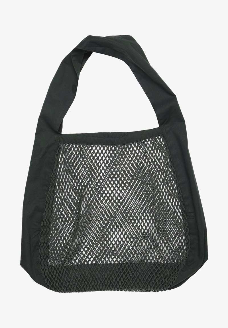 Crna platnena torba sa donjim dijelom od mrežaste tkanine. Ima čvrsti gornji dio i duge, mekane ručke za nošenje. Teksturna površina i otvoreni dizajn.