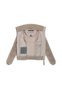 Beige gewatteerde jas met ribbelkraag en manchet, open om de gladde binnenvoering met NAVAHOO-logo en informatieve patches te onthullen.