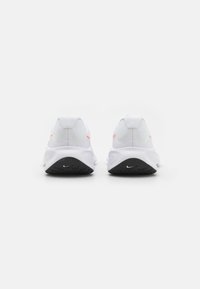 Nike Performance REVOLUTION 7 - Laufschuh Straße - white/hyper crimson/beyond pink/black