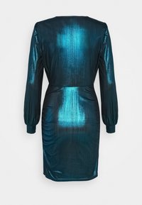 Glanzend teal langetermijndress met een aansluitende taille en lichte rimpeling op de rok, weergegeven vanaf de achterkant op een effen witte achtergrond.