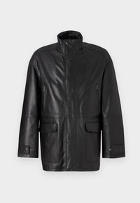 Musta nahkatakki, jossa on korkea kaulus, vetoketjullinen rintatasku ja kaksi etutaskua läpällä. Ominaisuuksiin kuuluu sileä pinta ja suora leikkaus.