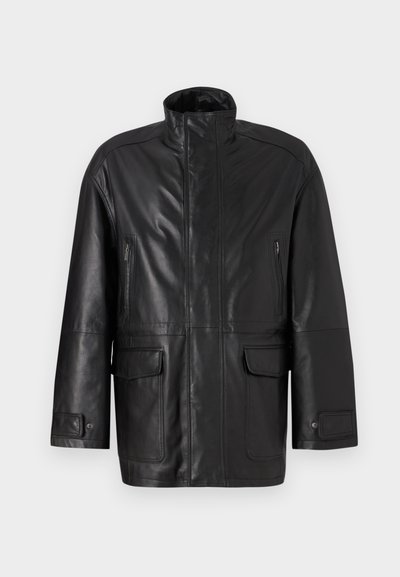 Črna usnjena jakna z visokim ovratnikom, žepom na zadrgo na prsih in dvema sprednjima žepoma z pokrovčkom. Ima gladko teksturo in ravno krojeno zasnovo.