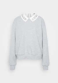 Grauer Sweatshirt mit langen Ärmeln, abgerundetem Saum und einem weißen Kragen mit silberner Streifenmusterung. Weicher Stoff.
