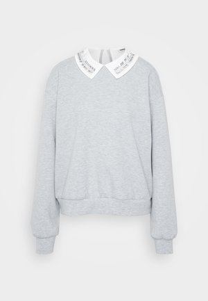 Sweatshirt gris à manches longues, avec un ourlet arrondi et un col blanc arborant un design de rayures argentées. Texture de tissu douce.