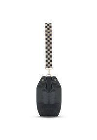 Schwarze Leder-Eimer-Tasche mit strukturiertem Boden, ausgestattet mit einem karierter Stoffriemen und goldfarbenen Beschlägen. Oberseite mit Kordelzugverschluss.