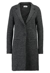 Cappotto grigio realizzato in tessuto testurizzato, con rever a punta, due bottoni e tasche laterali. Taglio dritto, lunghezza sotto l'anca.